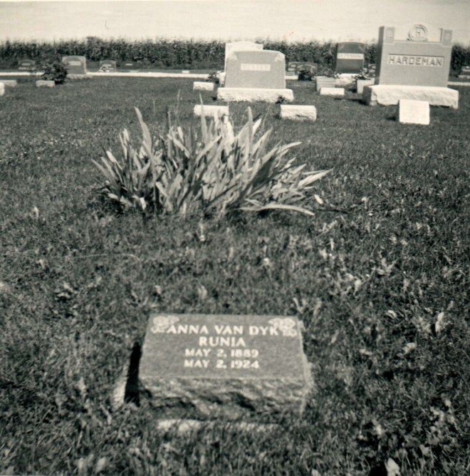 Anna Runia's head stone